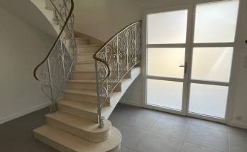 Nouveau carrelage à grands carreaux gris dans une maison rénovée - Nantes 44