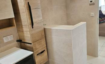 Salle d'eau PMR avec muret séparation pour WC à l'entrée + thermostat régulateur en maison à Torcy (77200)