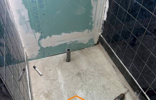 Dépose des anciens revêtements et préparation sol salle d’eau – Rénovation à Saint-Brieuc