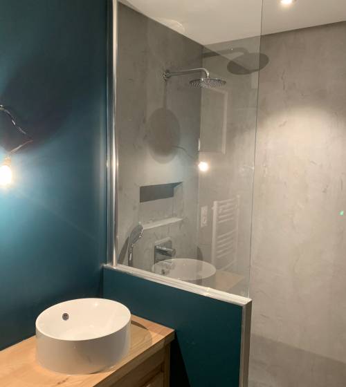 Création seconde salle d'eau avec douche receveur extra plat carrelage façon douche à l'italienne dans maison ancienne Châteaulin (29150)