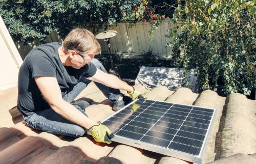 Pose d'un panneau photovoltaïque à Vienne