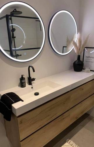 salle de bain avec douche à l'italienne