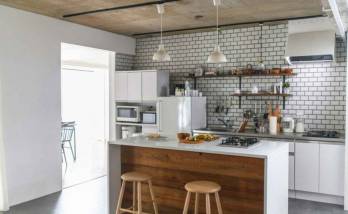 cuisine tendance en bois avec un carrelage blanc