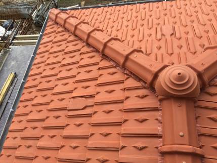 Rénovation et isolation d'une toiture de maison à Lyon - faitage et arêtier