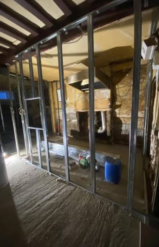 Intérieur du bar en rénovation à La Guerche-de-Bretagne