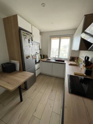 Pose de carrelage imitation parquet dans une cuisine rénovée - Valence 26000