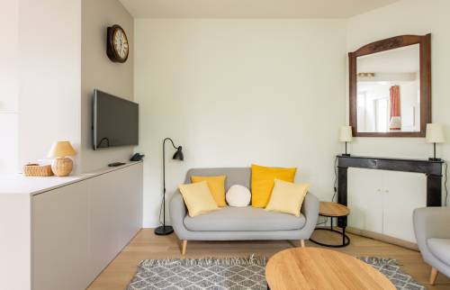 Télévision murale pour un salon épuré à Boulogne