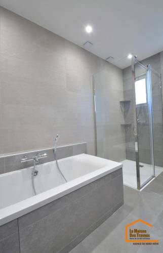 Rénovation moderne d’une salle de bain à Saint-Savin (33920)