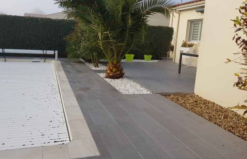 Terrasse en carrelage à Corme Royal