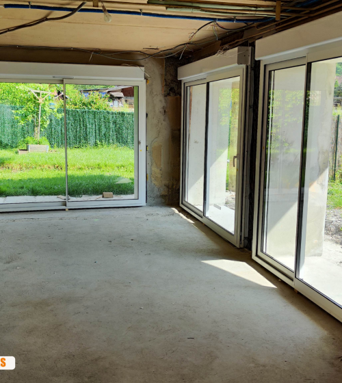 transformation garage pièce de vie, travaux maçonnerie Grand-Bornand, étayage structure maison, pose menuiserie extérieure, espace de vie lumineux, La Maison des Travaux Chamonix Mont-Blanc