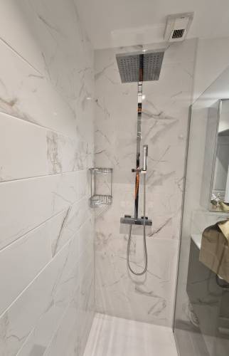 Colonne de douche et sa tête de pluie