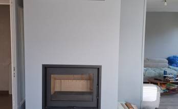 Installation de cheminée à insert contemporaine dans une maison rénovée - Lagnieu 01150