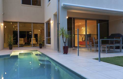  piscine avec éclairage de nuit