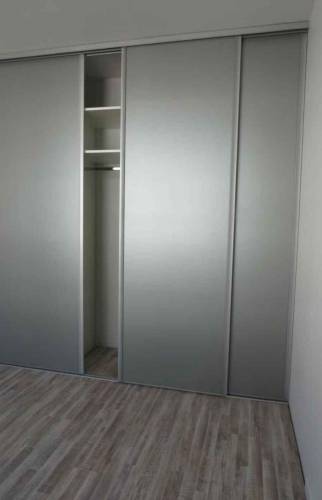 Portes de placard coulissante aspect inox brossé - Caudan (56850)