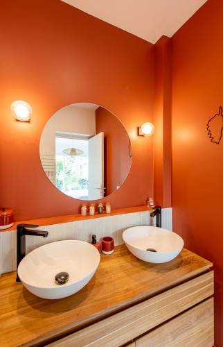 Ambiance chaleureuse et moderne dans cette salle de bain à Marnes-la-Coquette