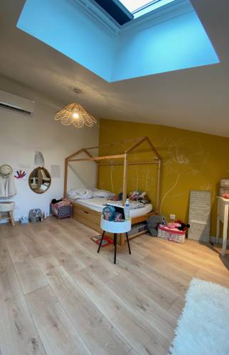 Chambre sous combles et fenêtres de toit