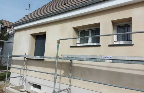 Façade avant en cours de rénovation