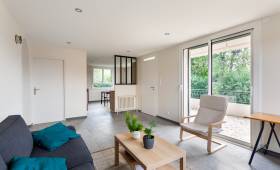 salon après les travaux, avec la verrière en arrière plan