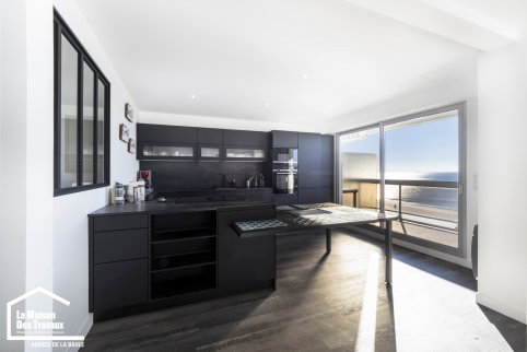 Cuisine noir mat sur vue mer