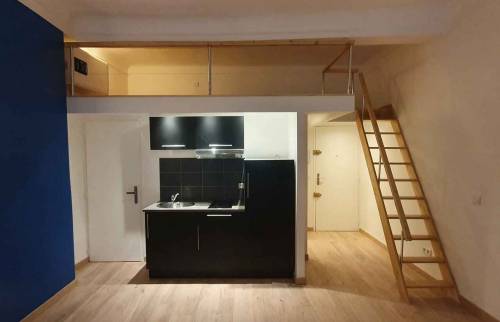 Studio après rénovation – cuisine et mezzanine