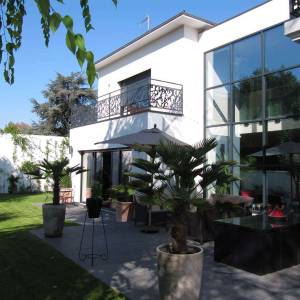 Construction maison contemporaine - Baies vitrées, jardin et terrasse