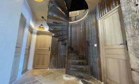 Escalier avec taules ondulées récupérées et réutilisées