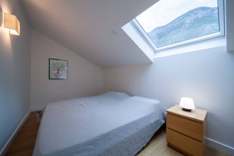 Un veux apporte de la luminosité dans la chambre d'amis