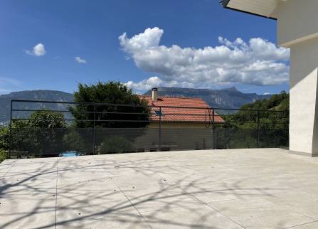 une belle vue dégagée sur la nouvelle terrasse