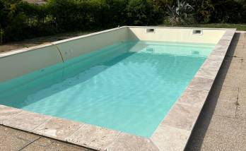 Pisicine renover en cours de remplissage