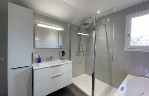 vue d'ensemble de la nouvelle salle de bain