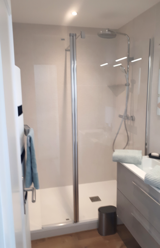 Grande douche à receveur plat