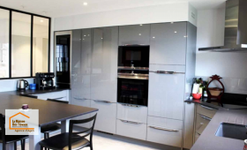 Cuisine moderne entièrement rénovée à Aubiac près d’Agen : aménagement contemporain, nouveaux équipements et optimisation de l’espace dans le cadre d’une rénovation complète accompagnée par Sandrine Férin.