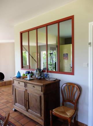 Verrière d'atelier d'inspiration classique dans une maison située au sud de Lyon