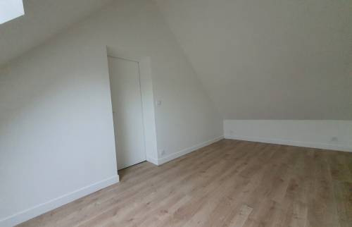 Espace parental de 20m² aménagé dans les combles d’une maison bretonne, projet La Maison Des Travaux Bruz