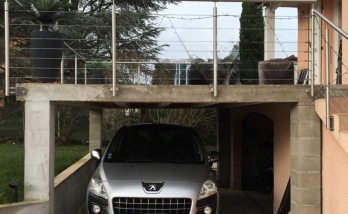 terasse en béton ciré vue de face carport 