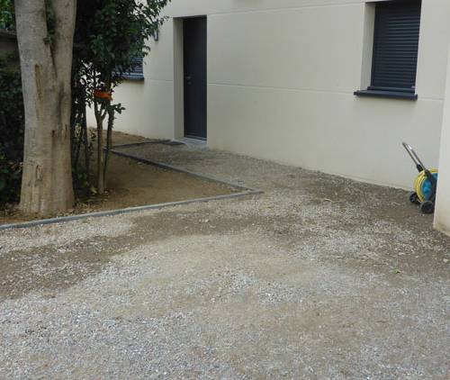 Allée garage béton coloré et allée jardin, carrelage Compiègne