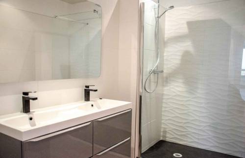 Grande salle de douche avec receveur et meuble double vasque