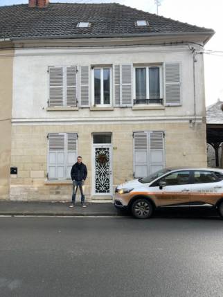 Notre courtier devant la nouvelle façade fraichement rénovée