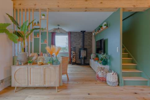 Rénovation d'une grande villa avec transformation de l'espace de vie, Les Chères (69380) : espace salon cosy avec poele à bois