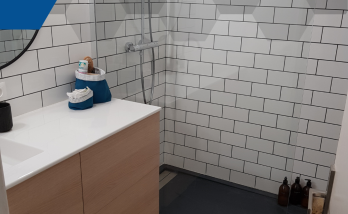 Transformation d'une Salle de Bain à Loctudy : Douche à l'Italienne et Design Moderne