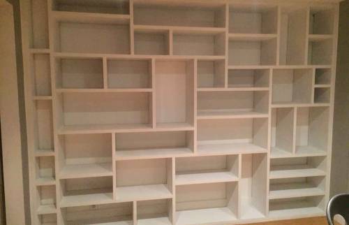 Mur d'étagères intégrées en cours de finition