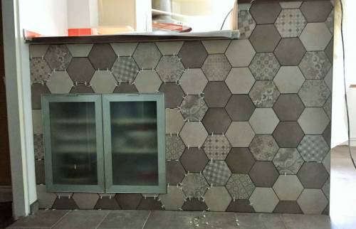 Carrelage au sol et habillage d'un bar en carreaux ciment, Maison Lyon Ouest