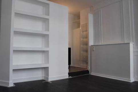 Pièce principale d'un appartement avec rangement sur mesure