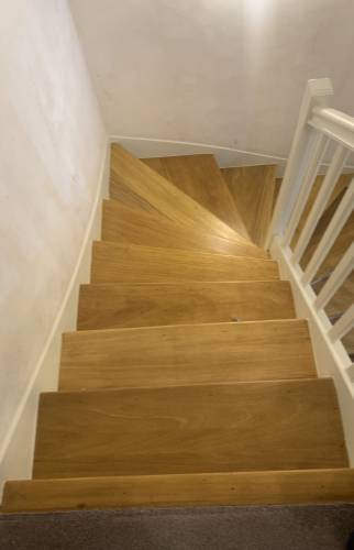 Nouvel aspect esthétique d'un escalier après décapage et peinture