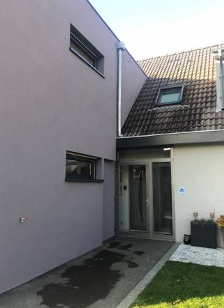 Extension sur deux niveaux et entrée principale de la maison à Sausheim
