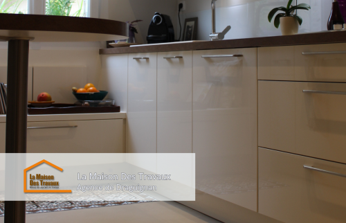 Un aménagement élégant et fonctionnel pour cette petite cuisine en longueur à Salernes, avec des rangements optimisés pour maximiser l’espace.