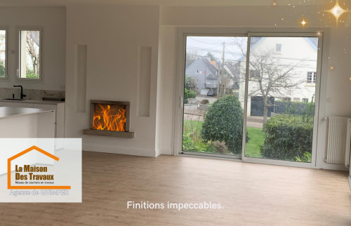 Focus sur les finitions parfaites autour des radiateurs, avec un parquet posé avec précision pour un rendu harmonieux.