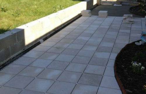 terrasse carrelée dalles en grès avec contour parterre arrondi