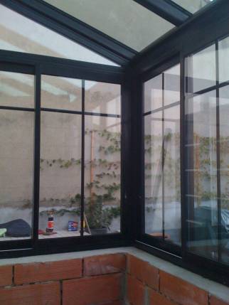 Véranda posée sur un mur en briques