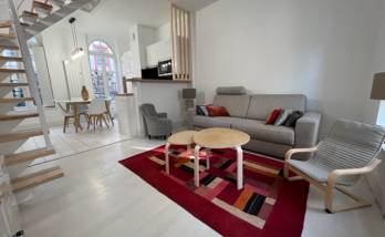 Les murs et plafond du séjour et la cuisine ouverte en fond